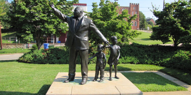 statue of mlk jr with 2 children