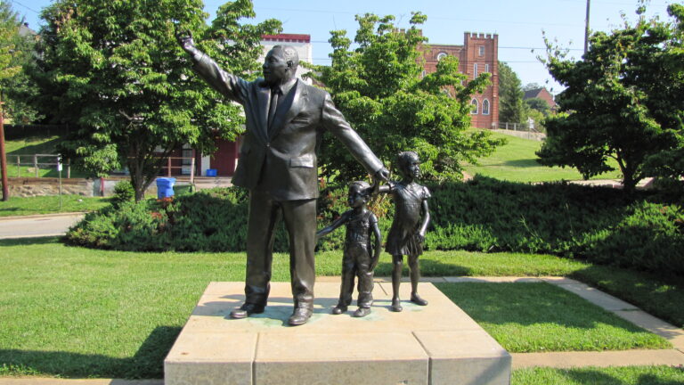 statue of mlk jr with 2 children