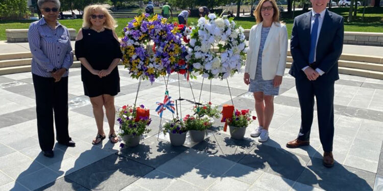 speakers and wreaths