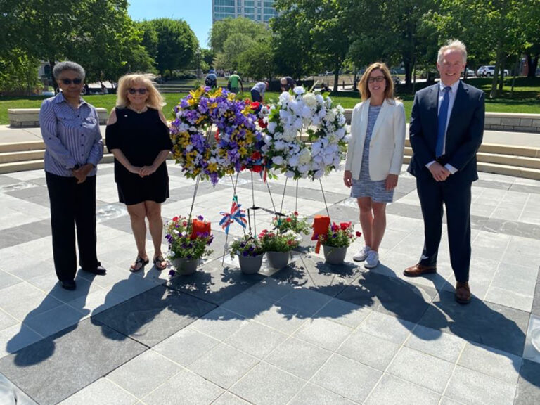 speakers and wreaths